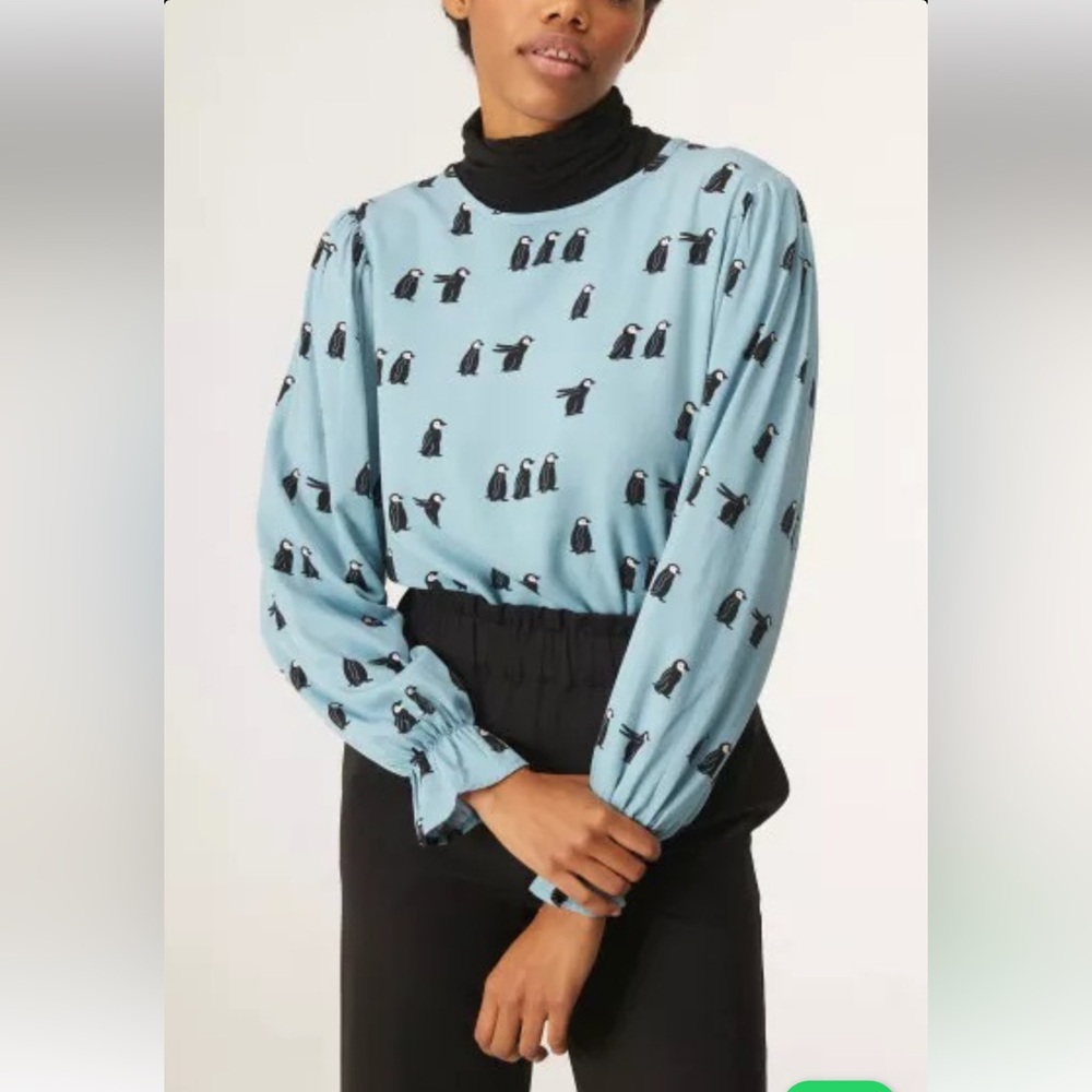 🔴 4/$15 Penguin print blue long ruffle edge sleeve viscose blouse size M in EUC - Picture 3 of 16